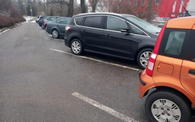 Parkování v Jihlavě XXVII: Nejen sportovní fanoušci parkují zdarma u stavebnin