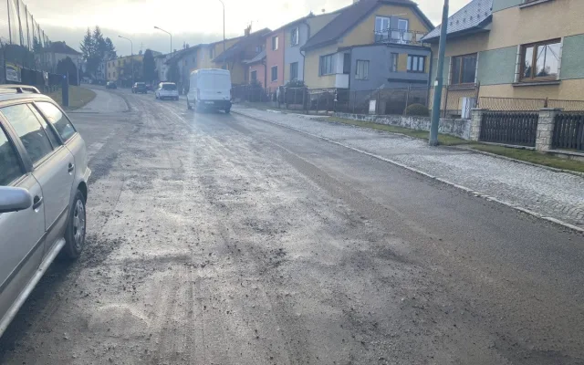FOTO: Rošického ulice připomíná tankodrom. Město připravilo nový projekt a čeká na jaro