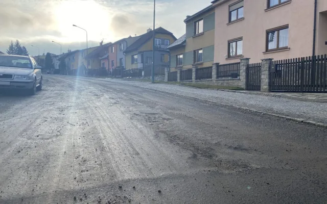 FOTO: Rošického ulice připomíná tankodrom. Město připravilo nový projekt a čeká na jaro