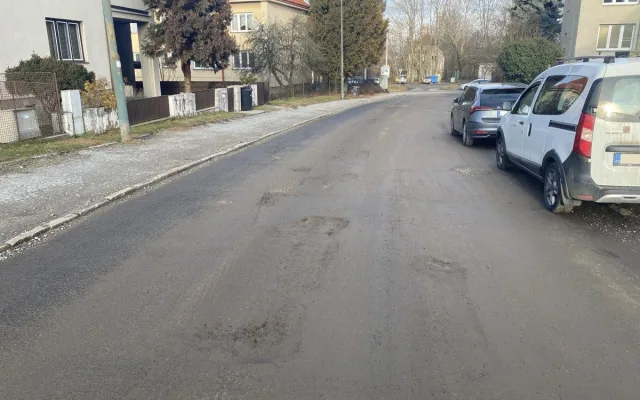 FOTO: Rošického ulice připomíná tankodrom. Město připravilo nový projekt a čeká na jaro