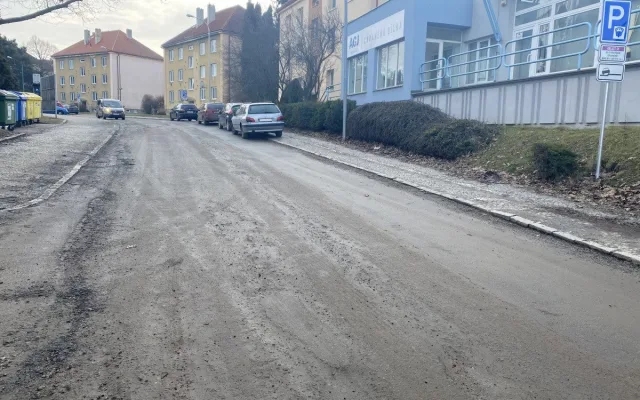 FOTO: Rošického ulice připomíná tankodrom. Město připravilo nový projekt a čeká na jaro