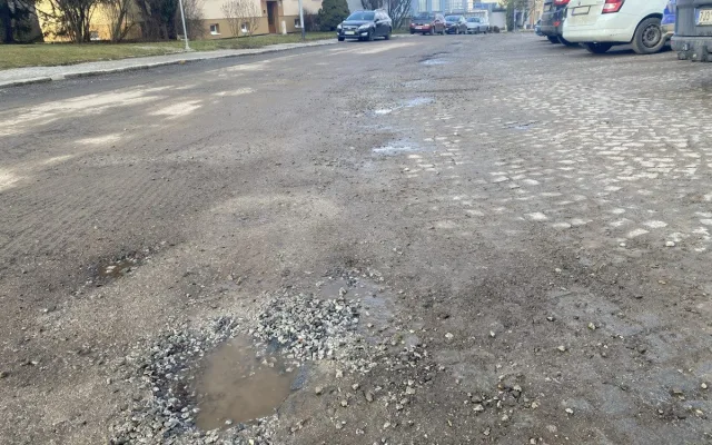 FOTO: Rošického ulice připomíná tankodrom. Město připravilo nový projekt a čeká na jaro