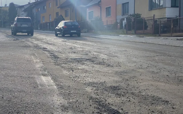 FOTO: Rošického ulice připomíná tankodrom. Město připravilo nový projekt a čeká na jaro