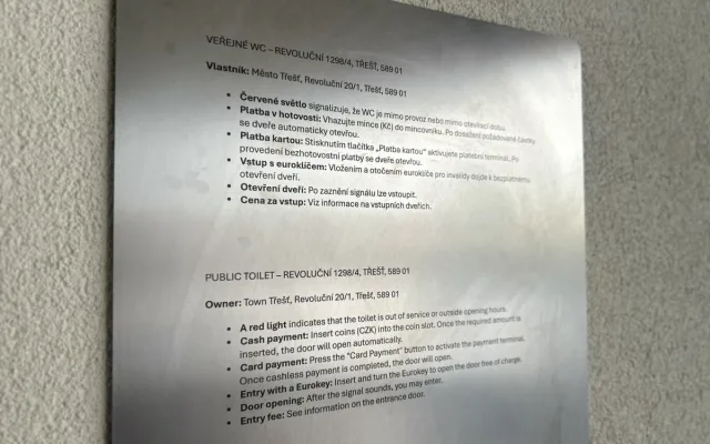 Moderní toalety v Třešti obstály. I po měsících jsou podle starosty jako nové