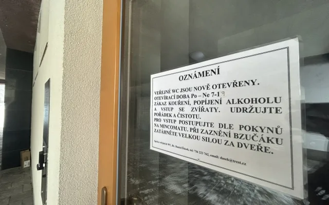 Moderní toalety v Třešti obstály. I po měsících jsou podle starosty jako nové