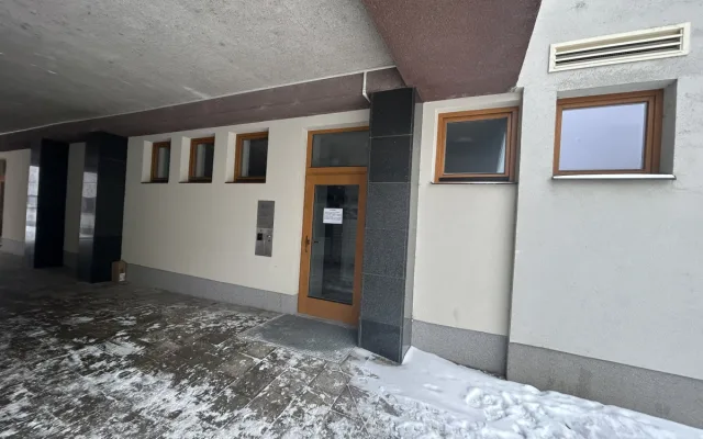 Moderní toalety v Třešti obstály. I po měsících jsou podle starosty jako nové