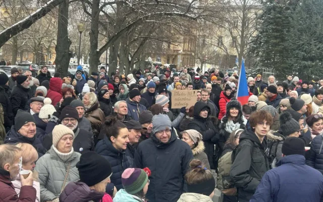 ON-LINE: V místnosti je lev. V Jihlavě přišly podpořit prezidenta stovky lidí