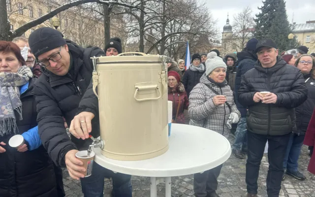 ON-LINE: V místnosti je lev. V Jihlavě přišly podpořit prezidenta stovky lidí