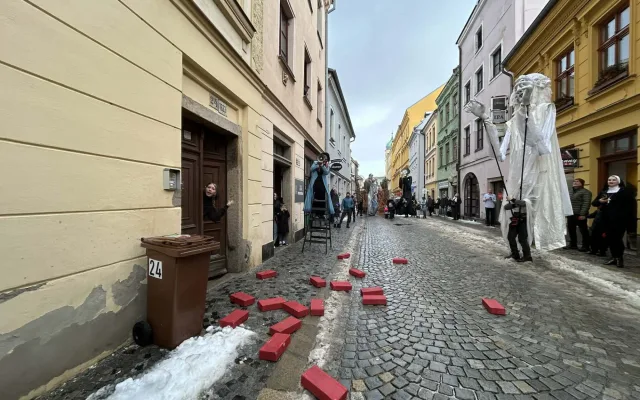 FOTO + VIDEO: Jihlavské ulice žijí Masopustním průvodem, zapojily se desítky masek