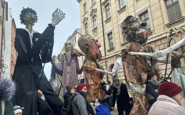 FOTO + VIDEO: Jihlavské ulice žijí Masopustním průvodem, zapojily se desítky masek
