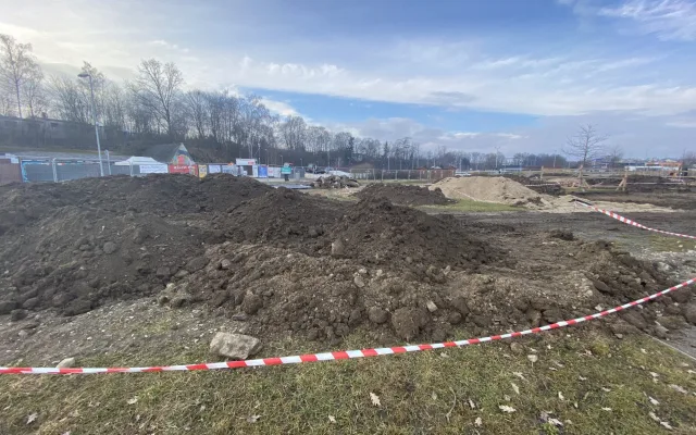FOTO: V Českém mlýně začala výstavba nového dětského hřiště. Workout se přestěhuje