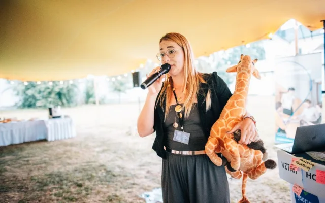 „Holčičky mi pomáhají růst – v tom smyslu, že vidím díky nim, kde na sobě ještě potřebuju pracovat.“ Kromě advokacie a mediace je Miroslava i máma. Foto: Lukáš Kenji Vrábel