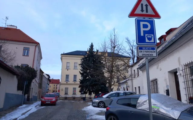 Parkování v Jihlavě XXVIII: U Ukrajinského domu je potřeba si hlídat modré čáry