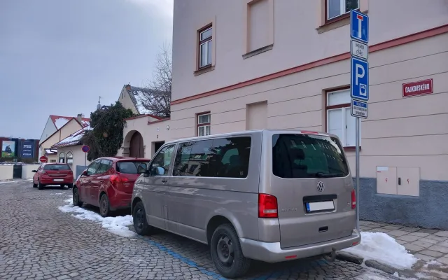Parkování v Jihlavě XXVIII: U Ukrajinského domu je potřeba si hlídat modré čáry