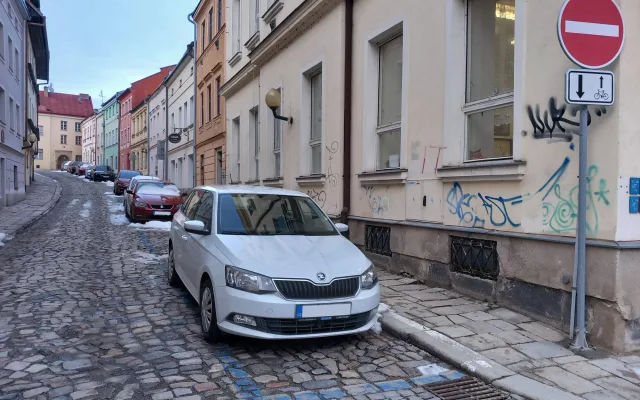 Parkování v Jihlavě XXVIII: U Ukrajinského domu je potřeba si hlídat modré čáry