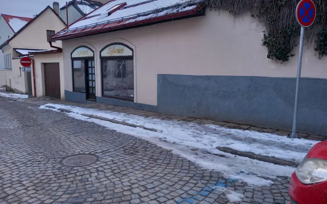 Parkování v Jihlavě XXVIII: U Ukrajinského domu je potřeba si hlídat modré čáry