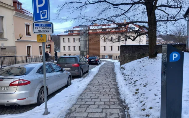 Parkování v Jihlavě XXVIII: U Ukrajinského domu je potřeba si hlídat modré čáry