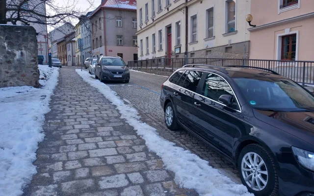 Parkování v Jihlavě XXVIII: U Ukrajinského domu je potřeba si hlídat modré čáry