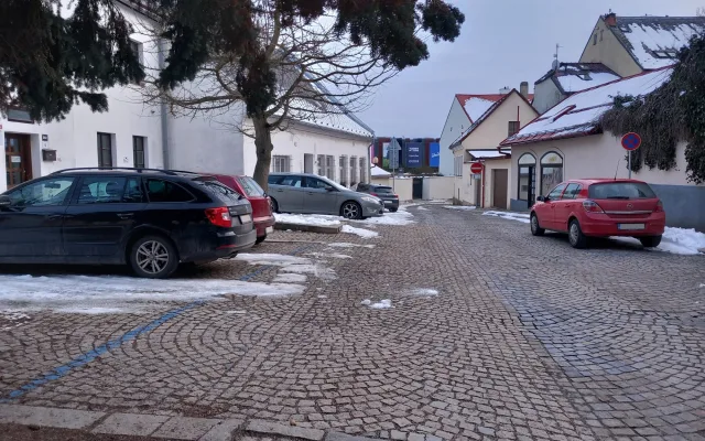Parkování v Jihlavě XXVIII: U Ukrajinského domu je potřeba si hlídat modré čáry