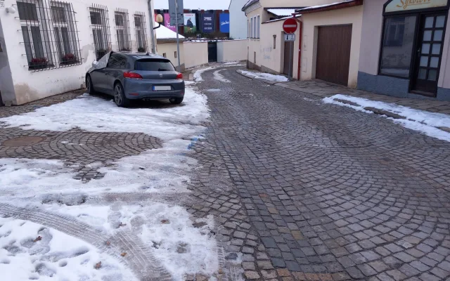 Parkování v Jihlavě XXVIII: U Ukrajinského domu je potřeba si hlídat modré čáry