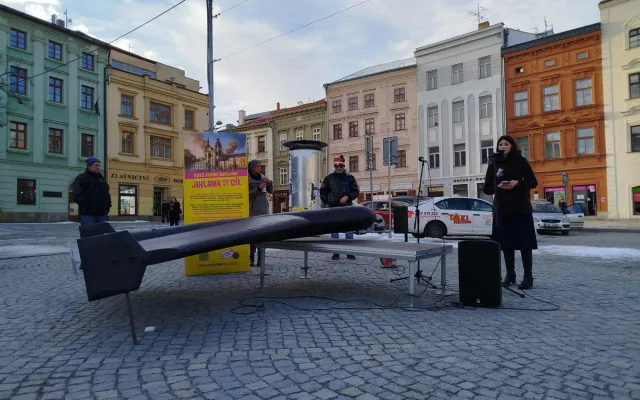 FOTO: Na jihlavském náměstí je dron, kterým Rusko útočí na Ukrajinu. Varuje před válkou
