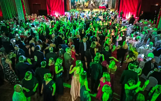 Po 22:30 navázal orchestr Friends Martina Vaverky a roztančil celý sál