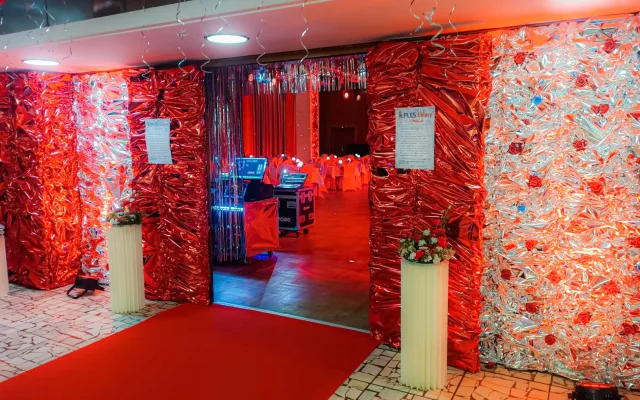 Výzdoba se nesla v duchu záře a lesku. První Jihlavský ples odstartoval novou tradici, DKO se proměnilo v plesový sál plný lesku