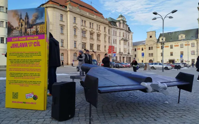 Šrot, propaganda, nebo varování? Maketa ruského dronu rozdělila Jihlavu