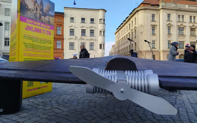 Šrot, propaganda, nebo varování? Maketa ruského dronu rozdělila Jihlavu