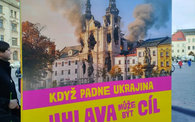 Šrot, propaganda, nebo varování? Maketa ruského dronu rozdělila Jihlavu