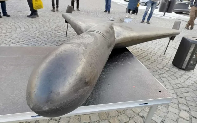 Šrot, propaganda, nebo varování? Maketa ruského dronu rozdělila Jihlavu