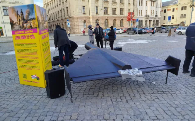 Šrot, propaganda, nebo varování? Maketa ruského dronu rozdělila Jihlavu
