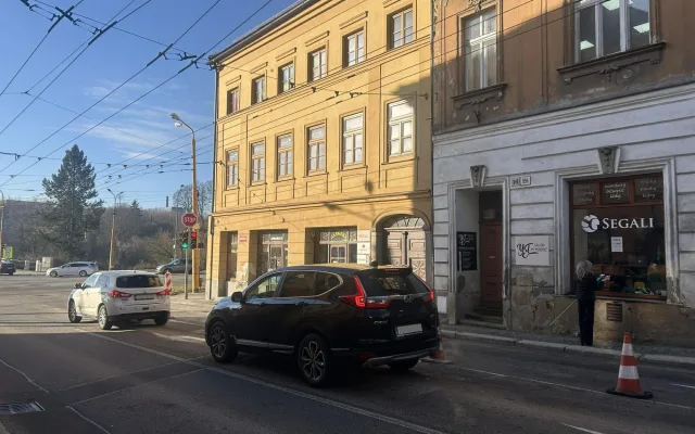FOTO: Dopravní omezení v centru Jihlavy: Dělníci opravují propad vozovky u náměstí