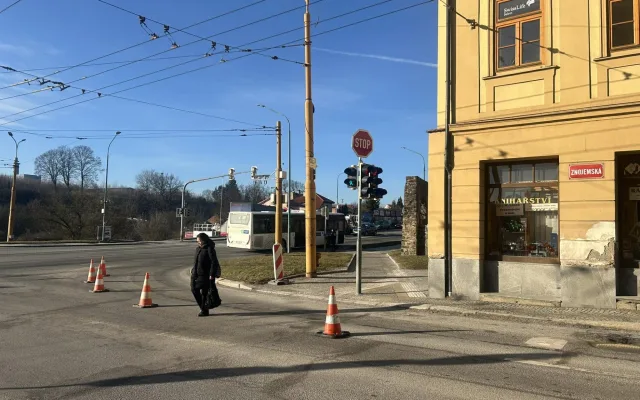 FOTO: Dopravní omezení v centru Jihlavy: Dělníci opravují propad vozovky u náměstí