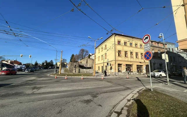 FOTO: Dopravní omezení v centru Jihlavy: Dělníci opravují propad vozovky u náměstí