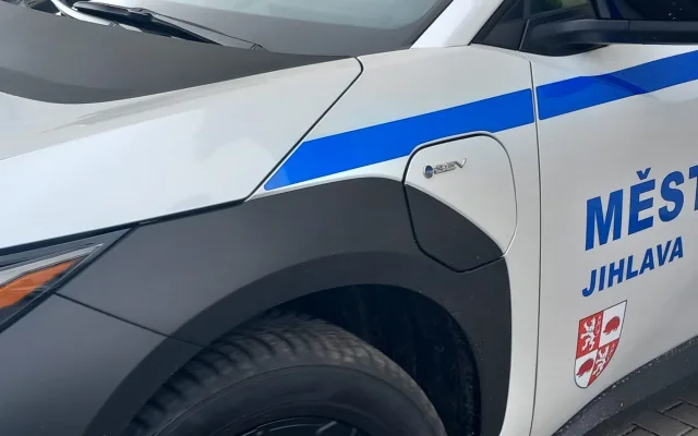 FOTO + VIDEO: Jihlavští strážníci mají první elektromobil. Doma bude na Horním Kosově