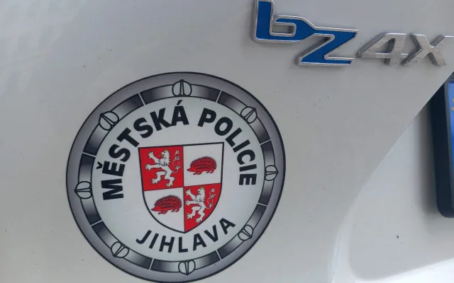 FOTO + VIDEO: Jihlavští strážníci mají první elektromobil. Doma bude na Horním Kosově