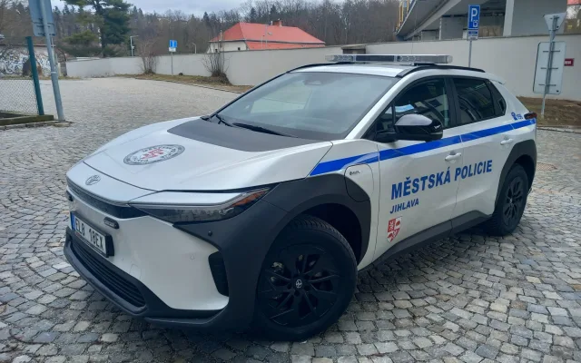 FOTO + VIDEO: Jihlavští strážníci mají první elektromobil. Doma bude na Horním Kosově
