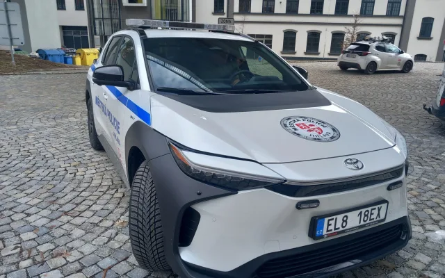 FOTO + VIDEO: Jihlavští strážníci mají první elektromobil. Doma bude na Horním Kosově
