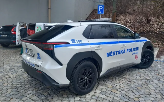 FOTO + VIDEO: Jihlavští strážníci mají první elektromobil. Doma bude na Horním Kosově
