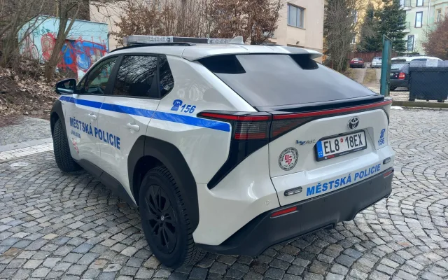 FOTO + VIDEO: Jihlavští strážníci mají první elektromobil. Doma bude na Horním Kosově