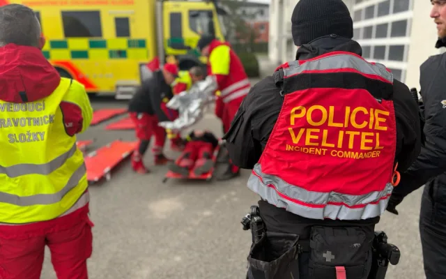 FOTO: Výhrůžky, požáry i hromadné rvačky. Velitelé policie budou řídit krizové zásahy