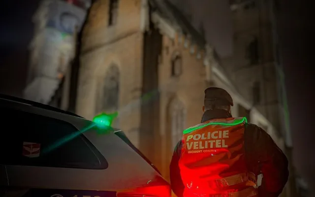 FOTO: Výhrůžky, požáry i hromadné rvačky. Velitelé policie budou řídit krizové zásahy