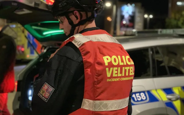 FOTO: Výhrůžky, požáry i hromadné rvačky. Velitelé policie budou řídit krizové zásahy