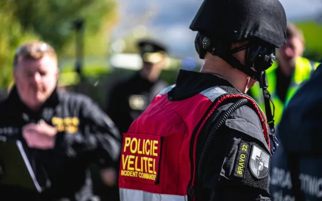 FOTO: Výhrůžky, požáry i hromadné rvačky. Velitelé policie budou řídit krizové zásahy