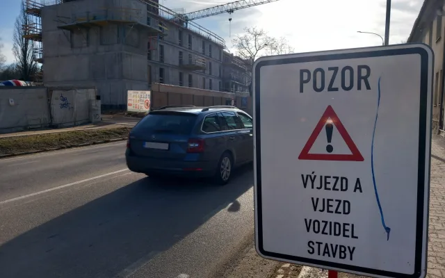 FOTO: Dělníci staví poslední patro vysokoškolských kolejí, soudní spory pokračují