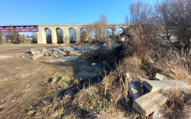 Parkování v Jihlavě XXVIII: U železničního viaduktu vznikne velké parkoviště P+R