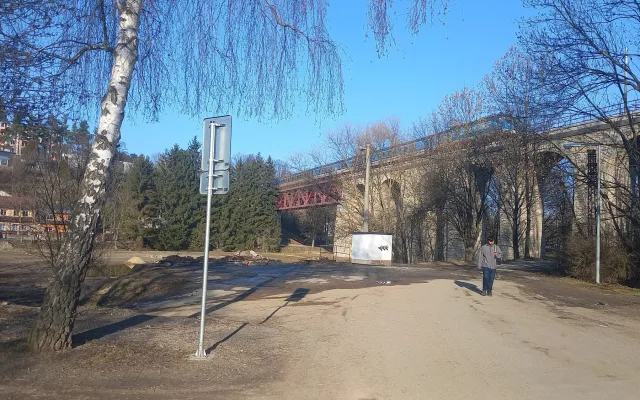 Parkování v Jihlavě XXVIII: U železničního viaduktu vznikne velké parkoviště P+R
