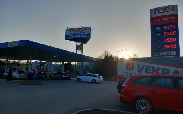 FOTO: V Jihlavě už řidiči nekoupí litr nafty pod 35 korun, stoupají i ceny benzínu