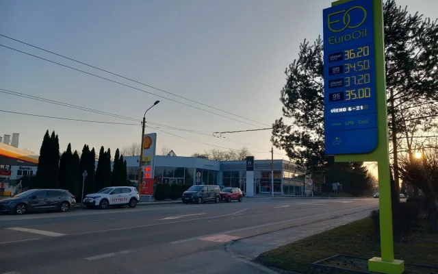 FOTO: V Jihlavě už řidiči nekoupí litr nafty pod 35 korun, stoupají i ceny benzínu